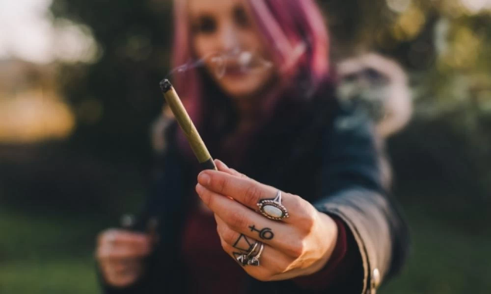 Ουάσιγκτον: Ένα τσιγάρο μαριχουάνας σε οποίους εμβολιάζονται